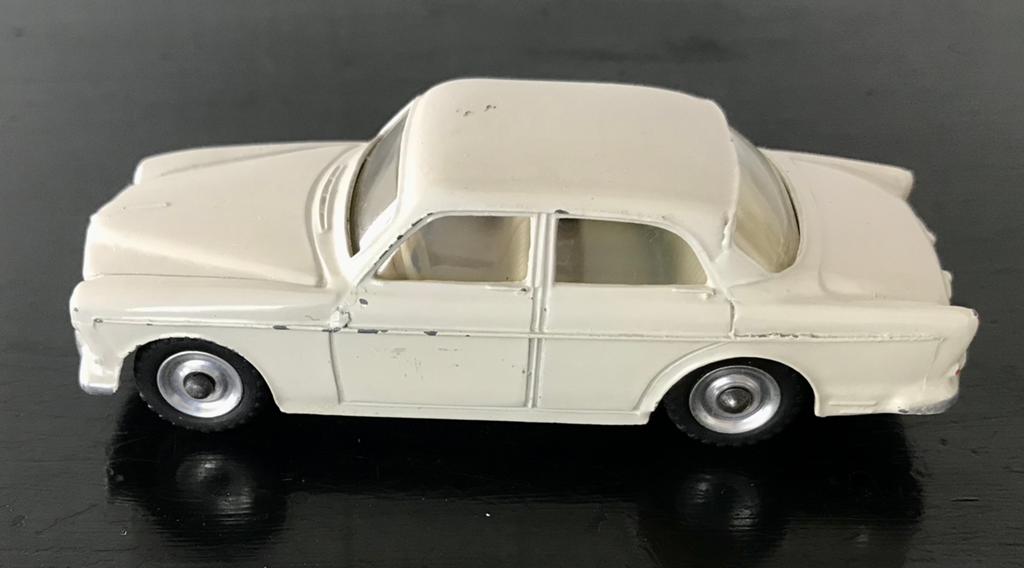 Dinky toys 184 Volvo 122 cremewit Zeldzaam origineel, Ophalen of Verzenden, Zo goed als nieuw, Auto, Dinky Toys