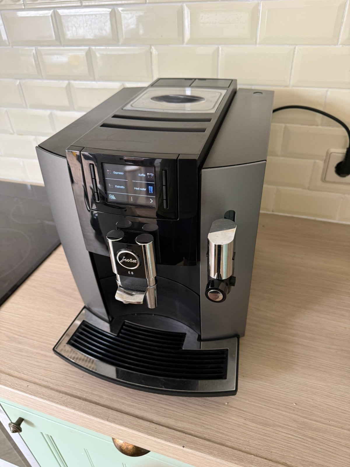 Zeer nette Jura E8, gereviseerd, Jura, 10 kopjes of meer, Koffiemachine, Zo goed als nieuw