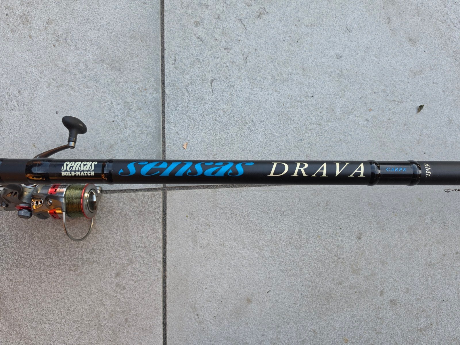 Sensas Drava Carp 6 meter met baitrunner molen, Watersport en Boten, Ophalen, Zo goed als nieuw, Werphengel