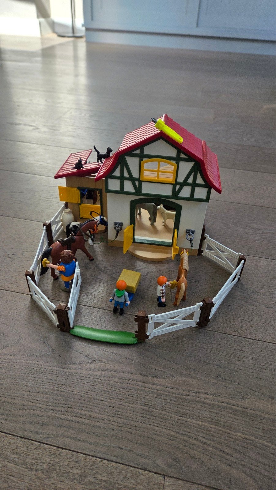 Playmobil Manege met accessoires en boekje, Ophalen, Gebouw, Complete set, Zo goed als nieuw