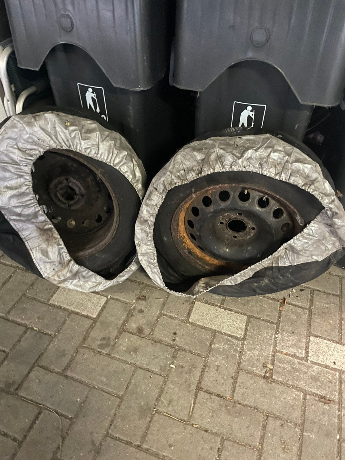 Citroen c4 winterbanden + doppen. Ophalen voor een krat pils, Ophalen, Gebruikt