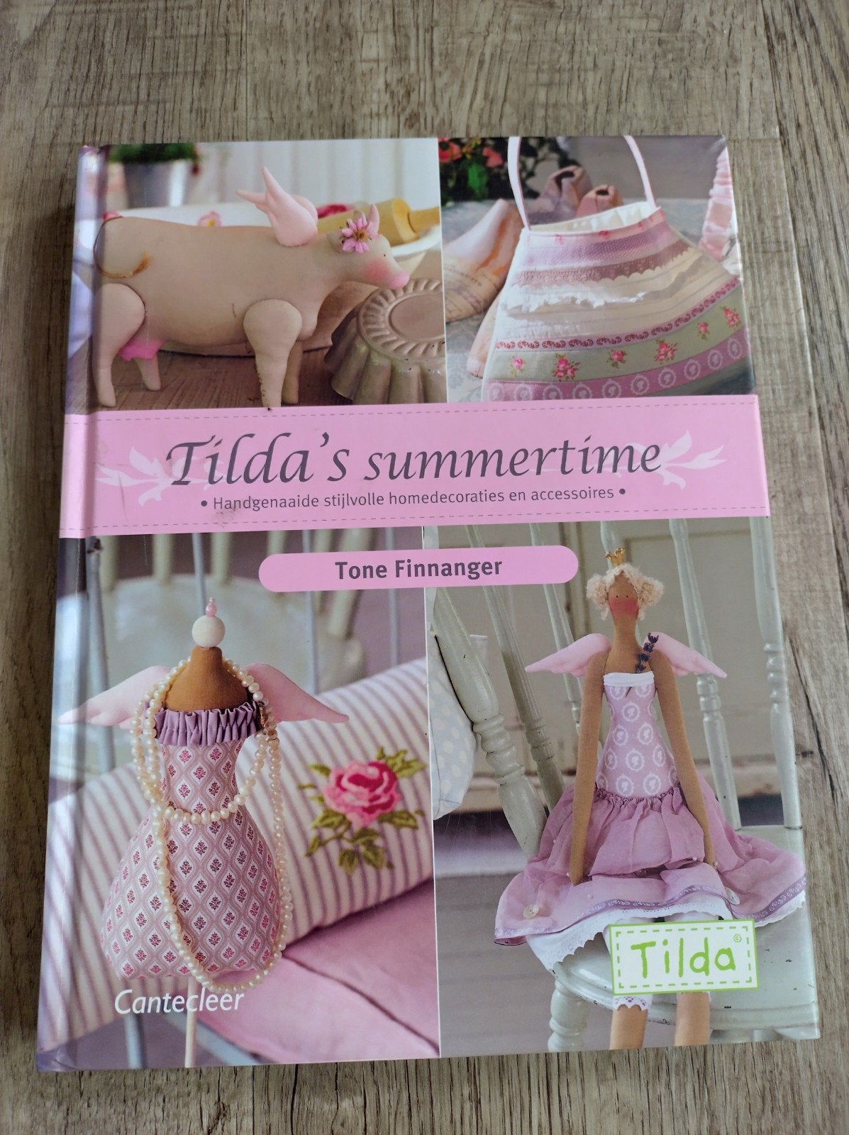 Tilda's Summertime - Handgemaakte decoraties en accessoires, Ophalen of Verzenden, Zo goed als nieuw, Borduren en Naaien, Tone Finnanger