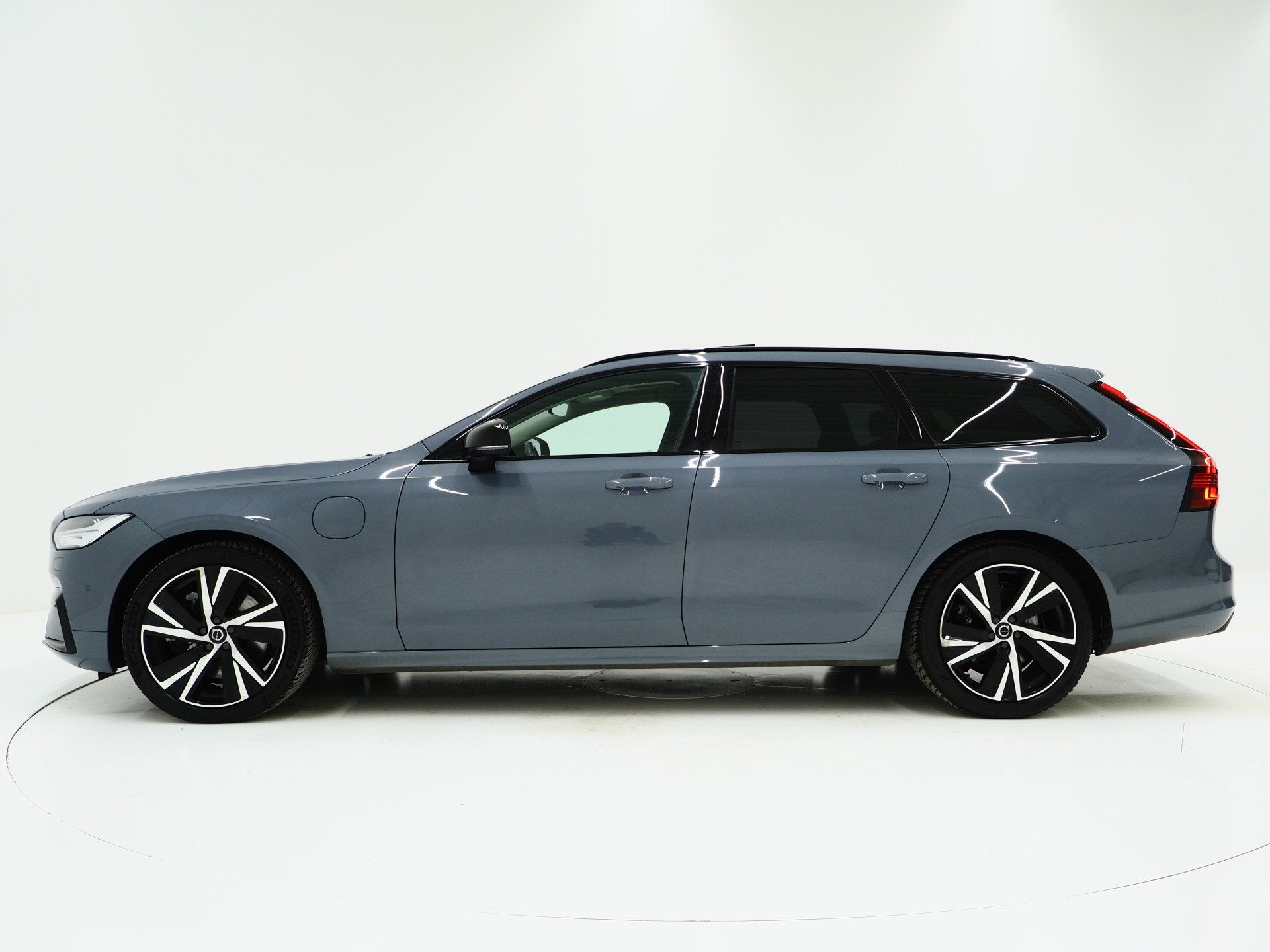 Volvo V90 2.0 T6 Plug-in hybrid AWD Plus Dark Long Range | P, Auto's, Automaat, Zwart, 4 cilinders, 1969 cc