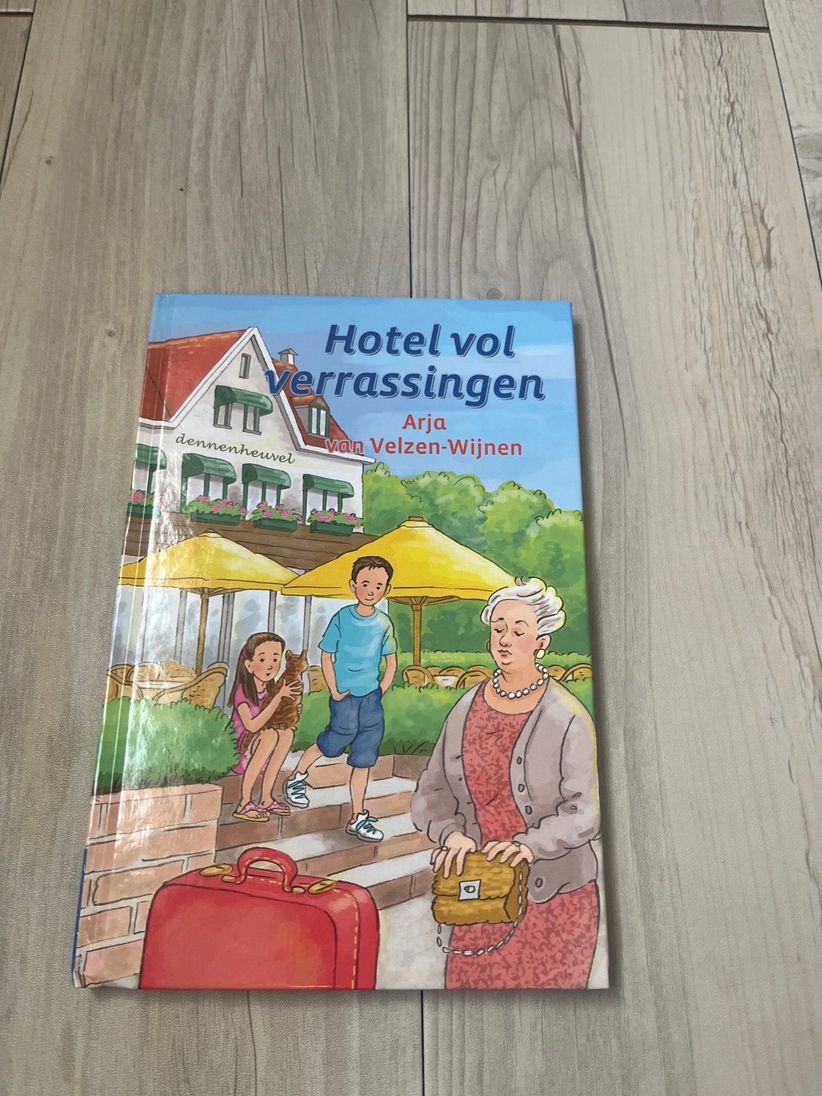 Hotel vol verrassingen - Arja van Velzen-Wijnen, Ophalen of Verzenden, Gelezen, Fictie algemeen