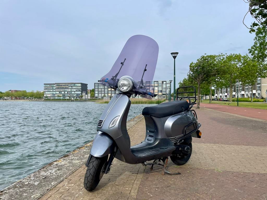 BTC Riva Brommer uit 2021 Geel Kenteken 45 km/h, Ophalen, Maximaal 45 km/u, Zo goed als nieuw, Benzine
