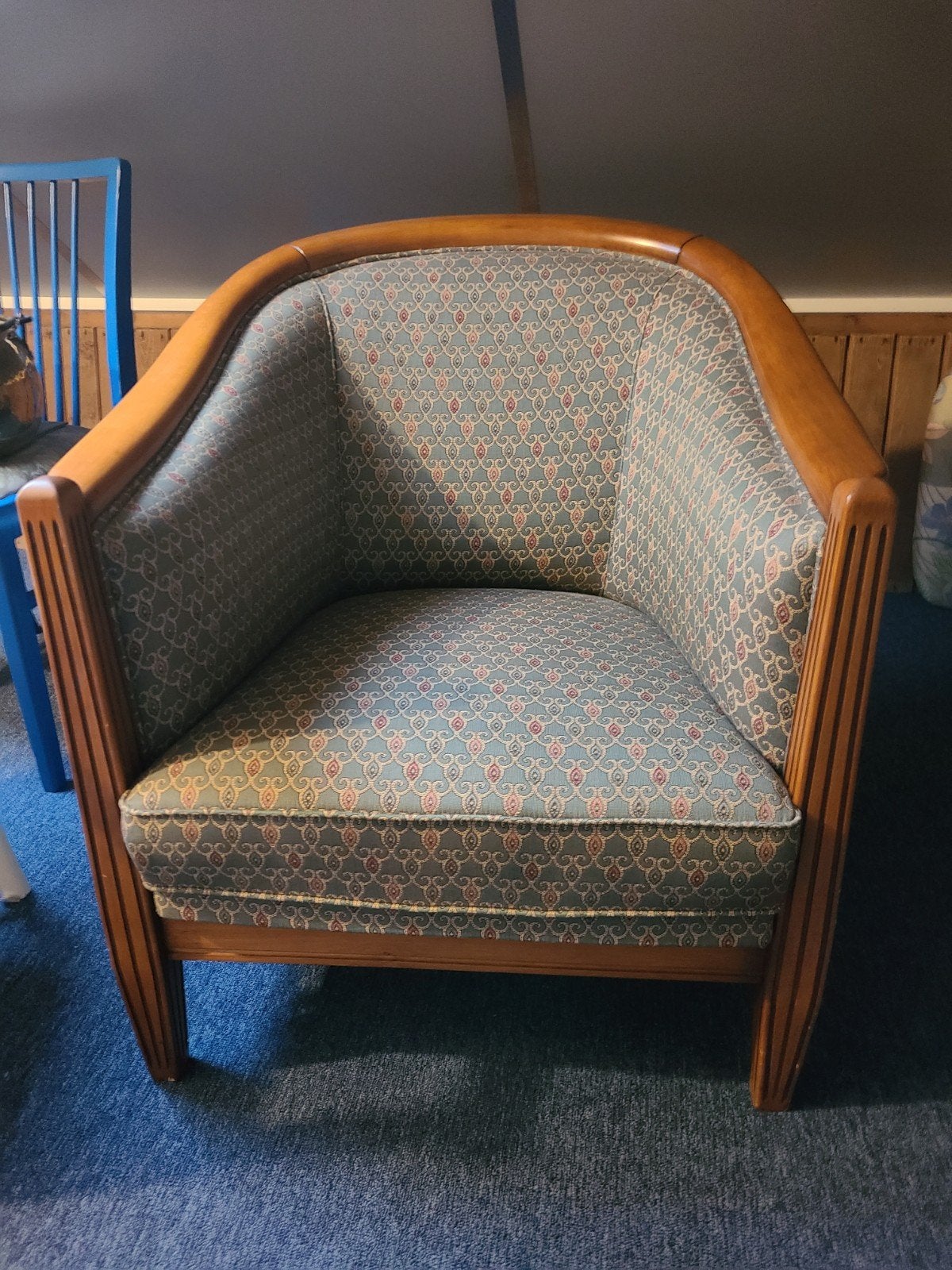 Vintage fauteuil met houten frame en patroonstof, Gebruikt, Ophalen of Verzenden, Stof, 50 tot 75 cm
