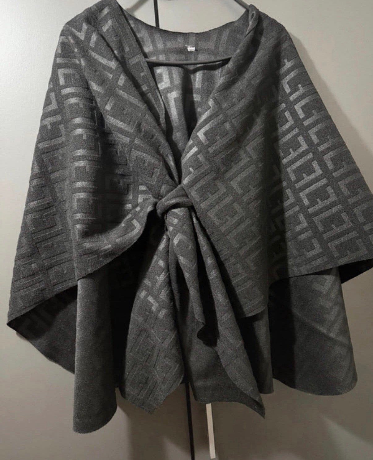 Zwarte poncho bekend patroon F nieuw, Ophalen of Verzenden, Zo goed als nieuw, Zwart