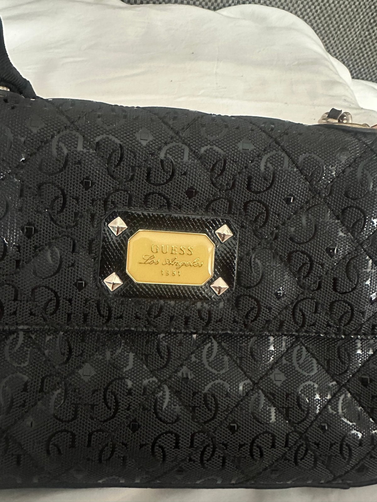 Guess schoudertasje zwart met gouden details, Sieraden, Tassen en Uiterlijk, Tassen | Damestassen, Ophalen of Verzenden, Gebruikt