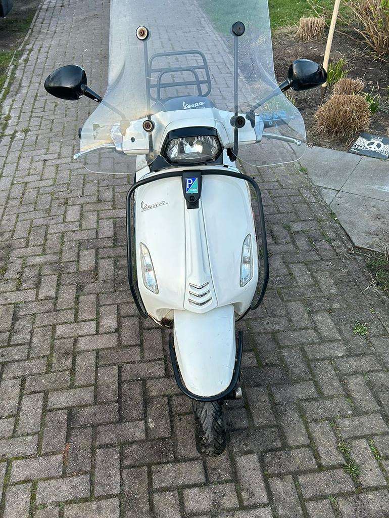 Vespa sprint blauw kenteken, Fietsen en Brommers, Scooters | Vespa, Gebruikt, Vespa S, Benzine, Ophalen
