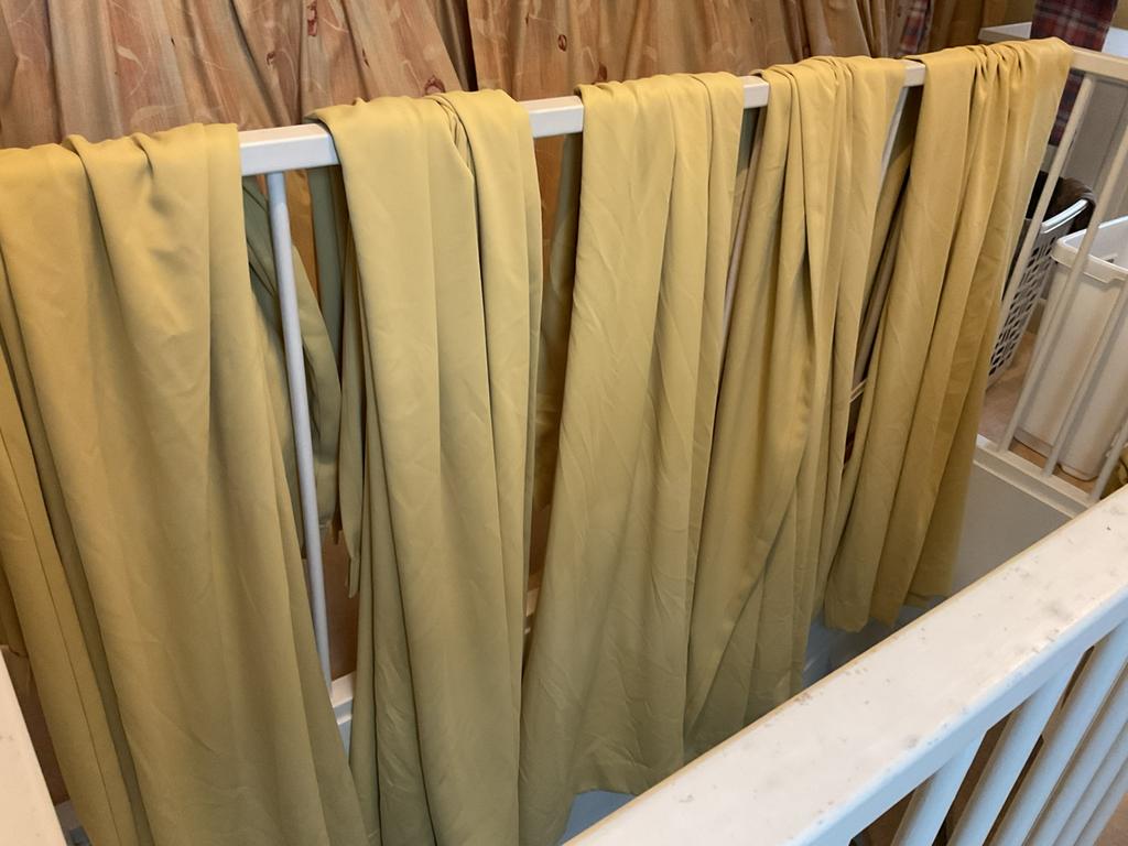 Mosterd geel gele verduisterde gordijnen ong. 135 x 235cm, Huis en Inrichting, Gebruikt, 200 cm of meer, Ophalen of Verzenden