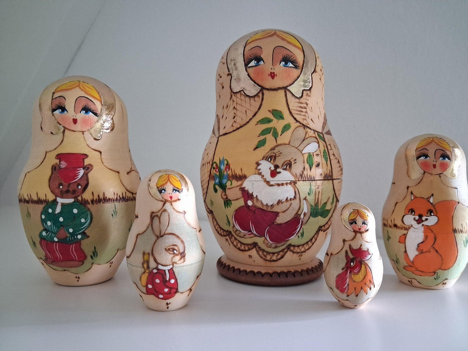 5 delige Russische matroesjka, met oa. konijn, beer, eekhoor, Ophalen of Verzenden, Zo goed als nieuw