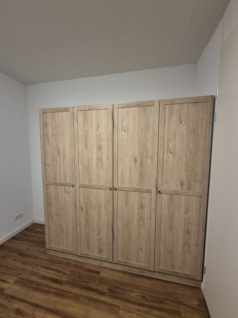 Lynn 4-deurs kledingkast, Huis en Inrichting, Kasten | Kledingkasten, Met deur(en), 150 tot 200 cm, Eikenhout, Ophalen of Verzenden