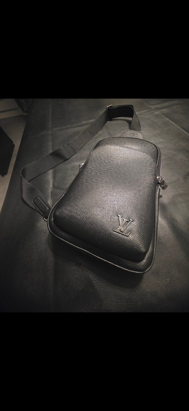 Louis Vuitton Outdoor Sling Bag Zwart Leer, Overige merken, Zwart, Ophalen of Verzenden, Zo goed als nieuw
