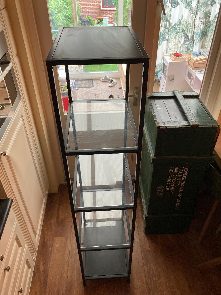 IKEA VITTSJÖ Stellingkast, zwartbruin/glas, Huis en Inrichting, Kasten | Stellingkasten, Ophalen, Gebruikt
