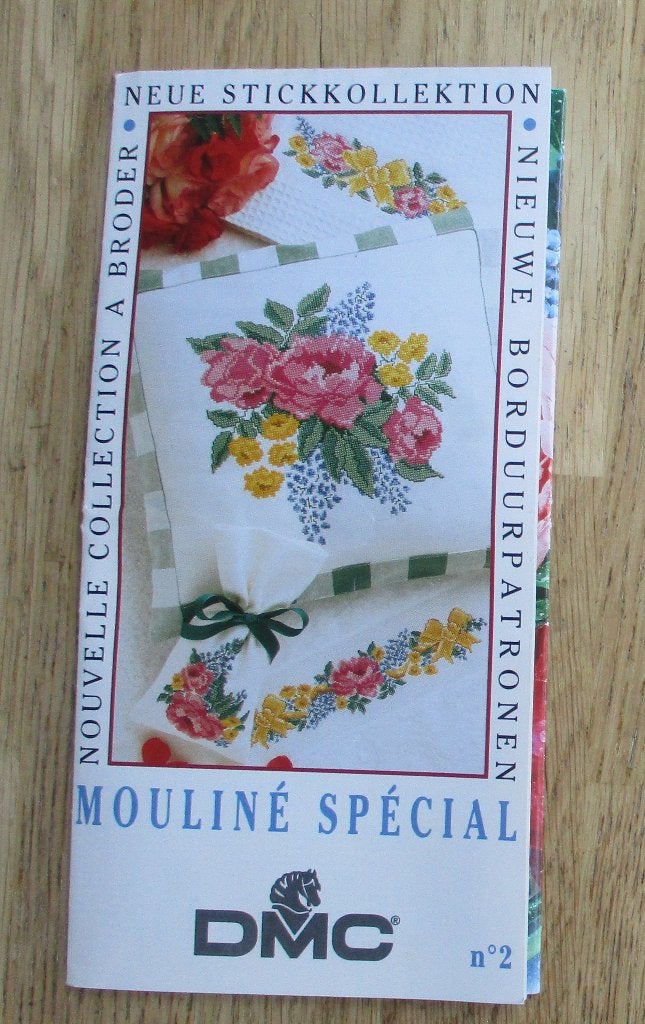 folder DMC no 2 'nieuwe borduurpatronen' nieuwe kleuren, Ophalen of Verzenden, Zo goed als nieuw, Handborduren, Patroon