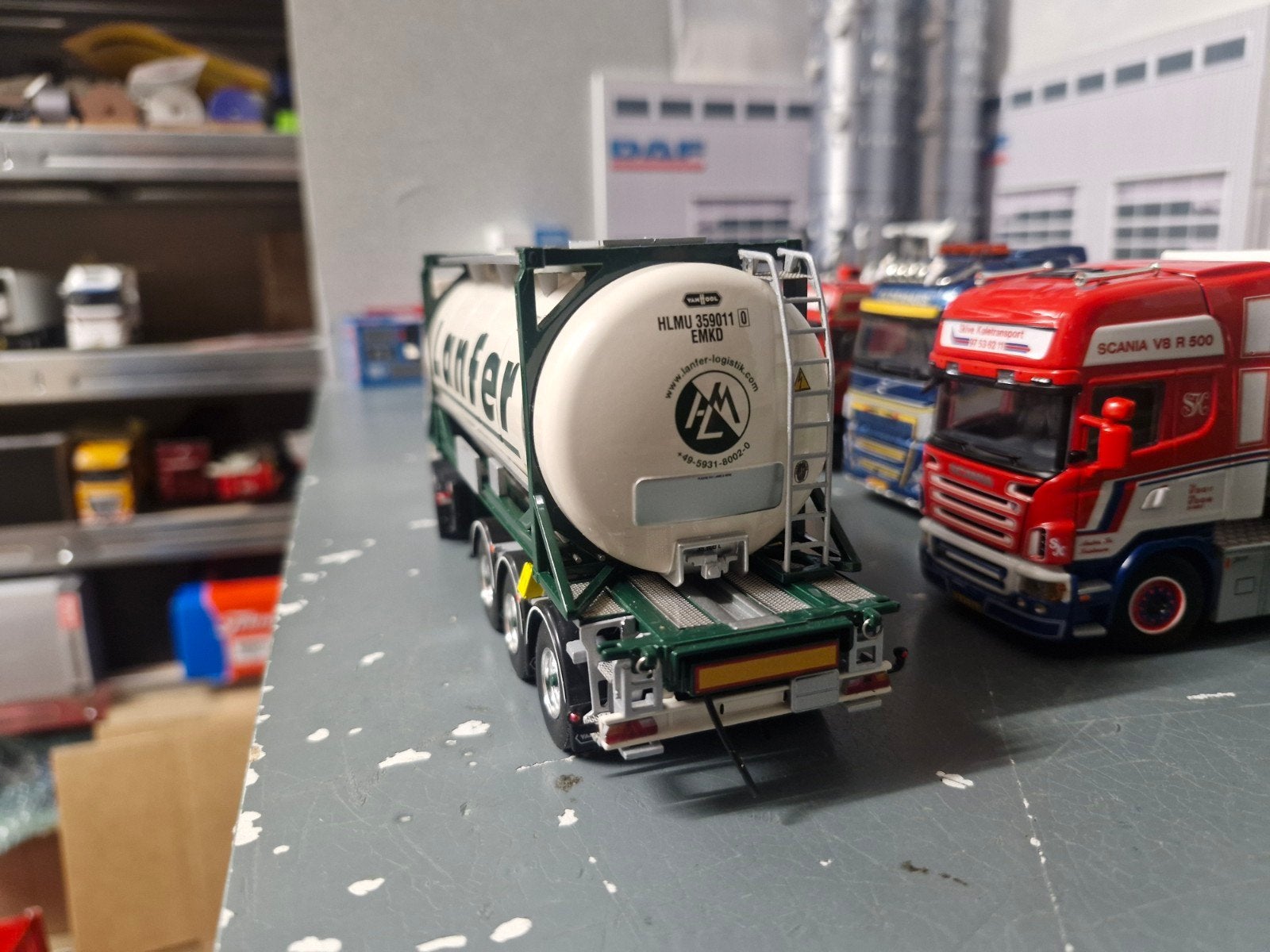 man met vloeistof container wsi  LANFER, Ophalen of Verzenden