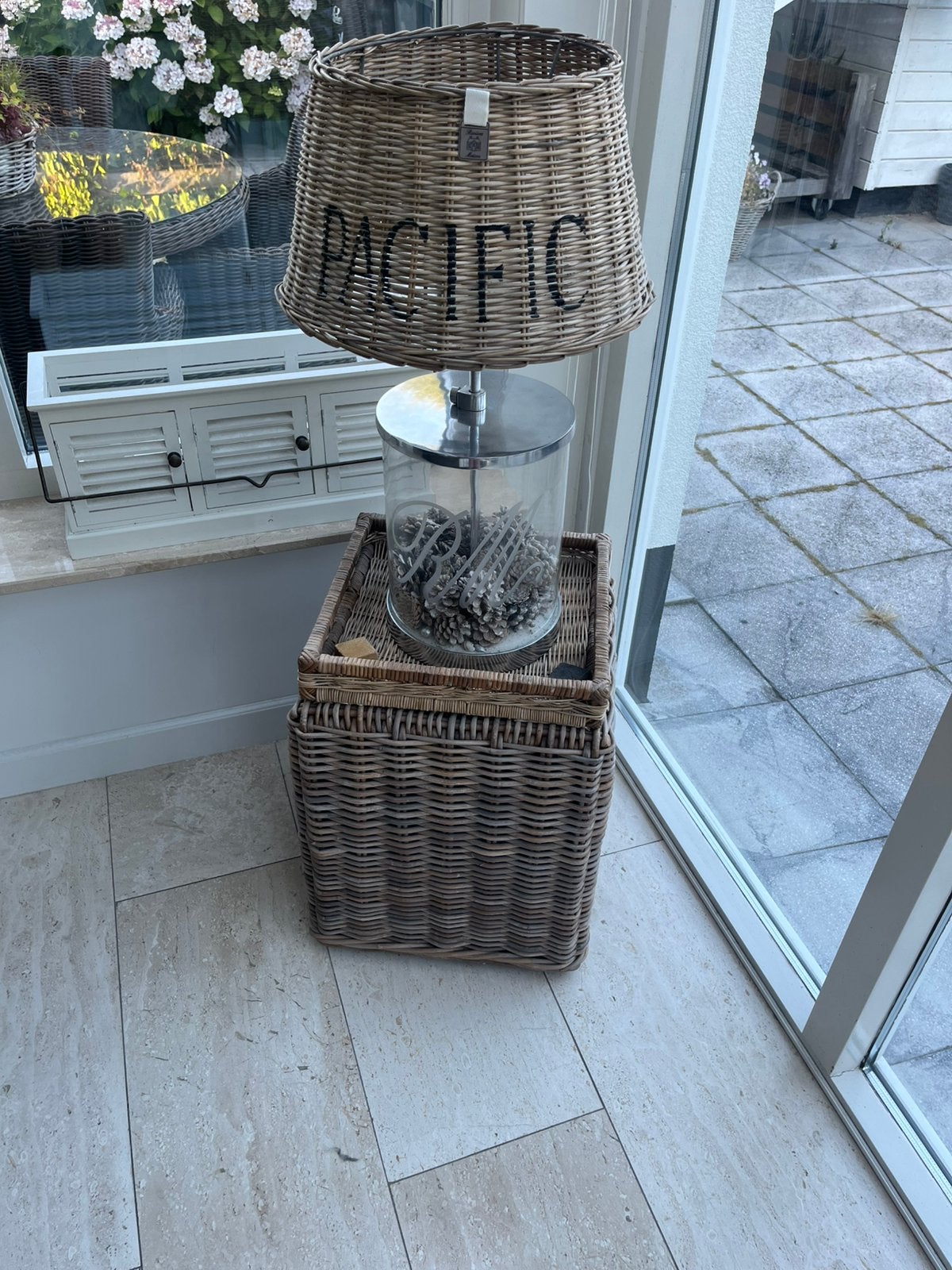 Riviera Maison lamp met rieten kap en tafeltje, Ophalen, Zo goed als nieuw, Minder dan 100 cm
