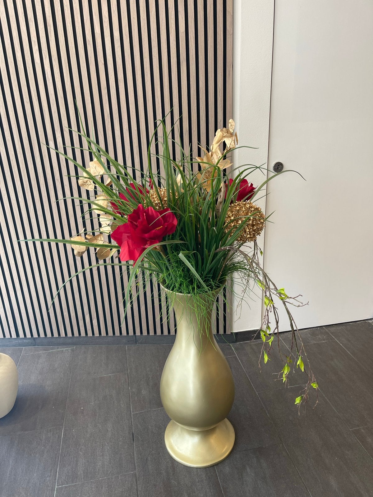 Gouden vaas met kunstbloemen - Decoratieve blikvanger, Ophalen, Overige materialen, Inclusief decoratie, Zo goed als nieuw