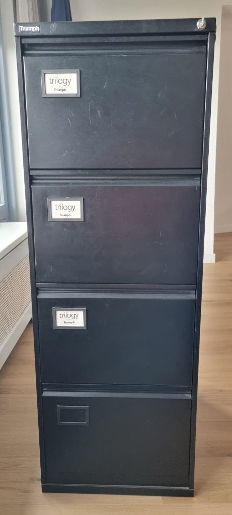 Zwarte stalen Triumph archiefkast / ladekast met sleutel, Huis en Inrichting, Kasten | Roldeurkasten en Archiefkasten, Ophalen