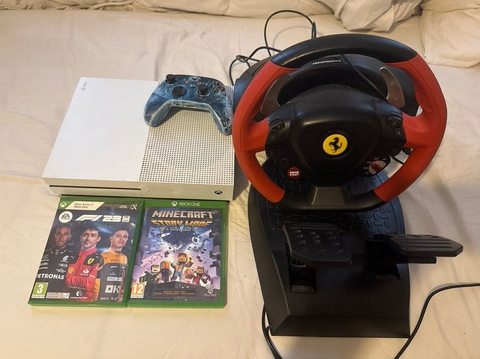 Xbox One S 1TB met Thrustmaster Ferrari stuur en games, Xbox One S, Ophalen of Verzenden, 1 TB, Met 1 controller