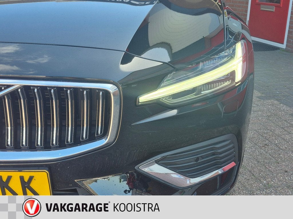 Volvo V60 2.0 T6 Twin Engine AWD R-Design|Carplay|360°, 12 maanden, Gebruikt, 4 cilinders, Zwart