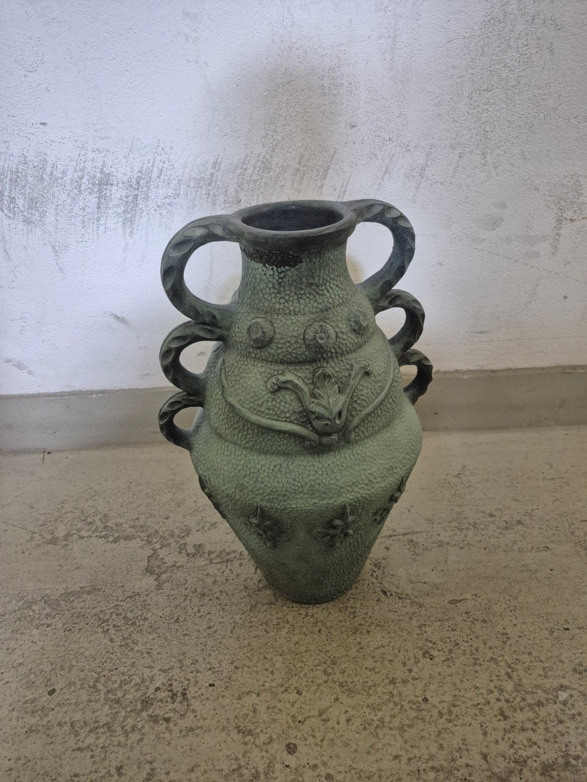 Grote groene vaas met handvatten en reliëf, Ophalen of Verzenden