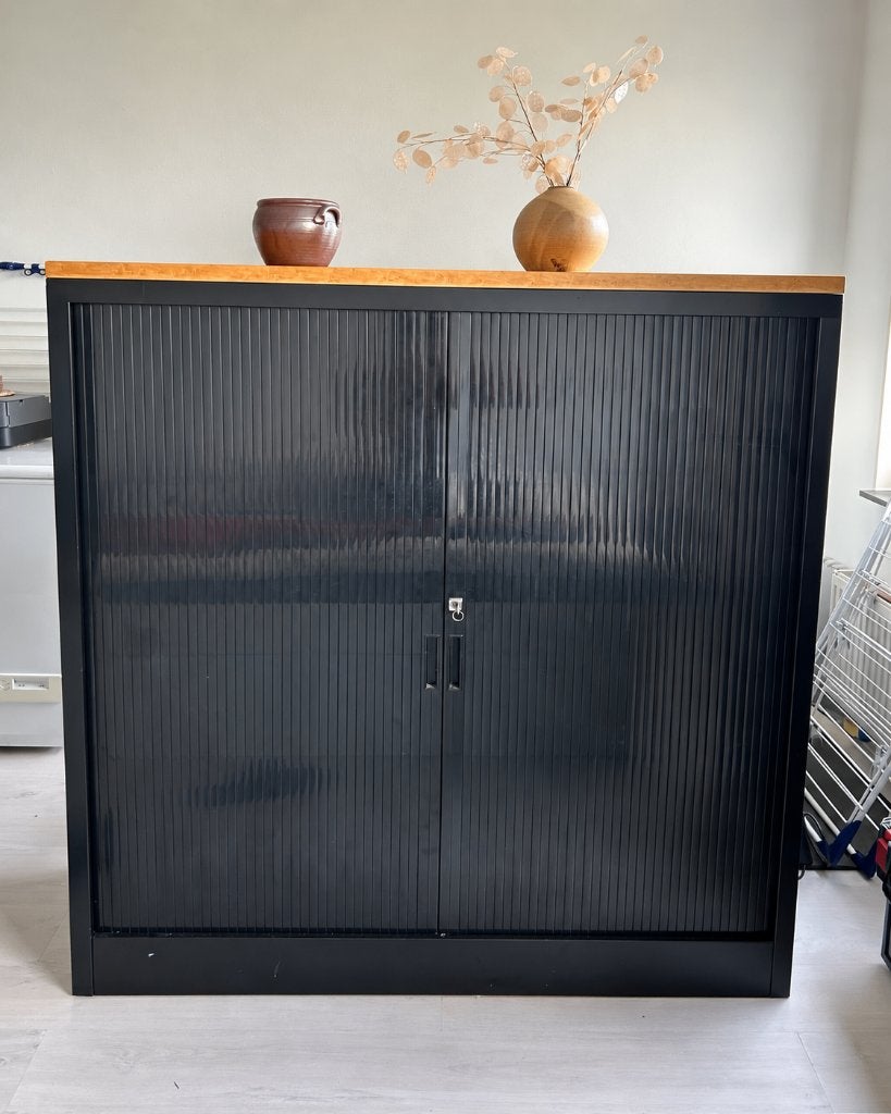 Zwarte roldeurkast met houten blad en sleutel, 100 tot 150 cm, 100 tot 150 cm, Zo goed als nieuw, Met slot