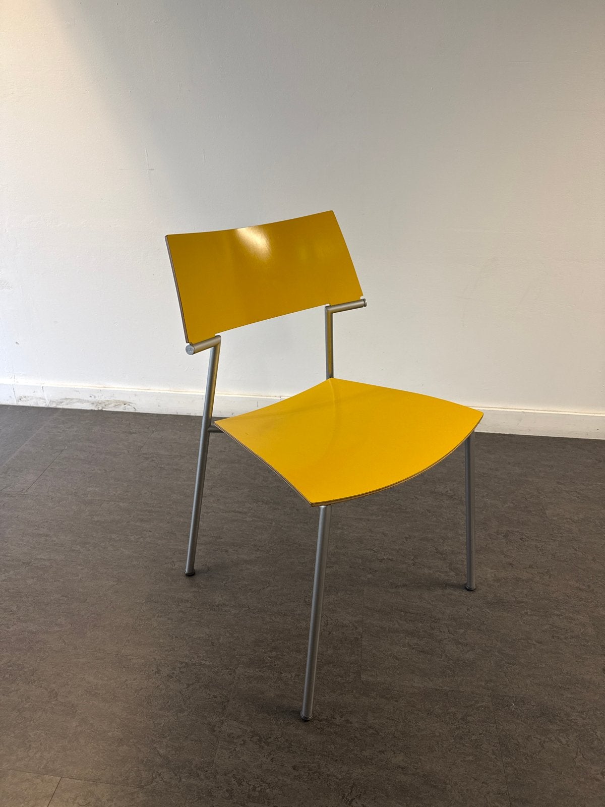 Moderne gele design stoel met metalen onderstel, Ophalen, Overige kleuren, Zo goed als nieuw, Metaal