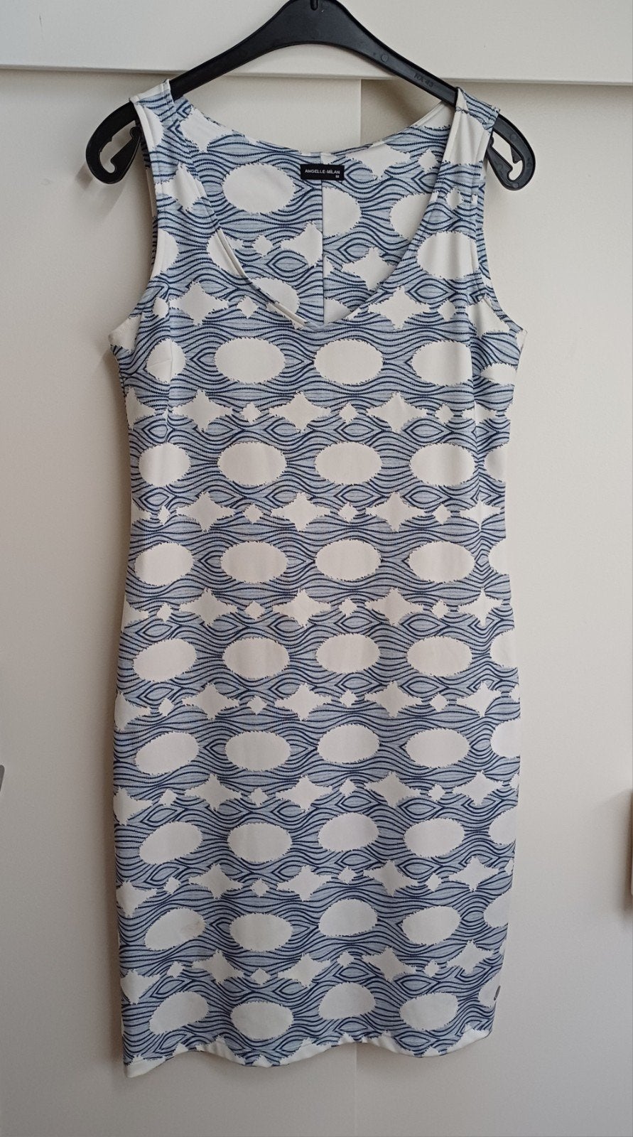 Zomerjurk grijsblauw/wit Angelle Milan Maat M knielengte, Kleding | Dames, Maat 38/40 (M), Angelle Milan, Meerkleurig, Ophalen of Verzenden