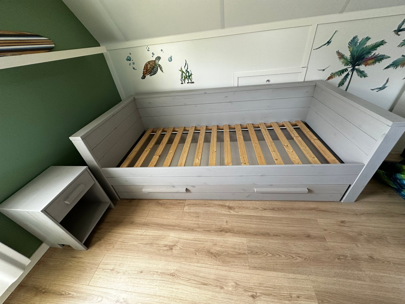 Bed, nachtkastje en bureau (grijs), Ophalen, 85 tot 100 cm, Gebruikt, Lattenbodem