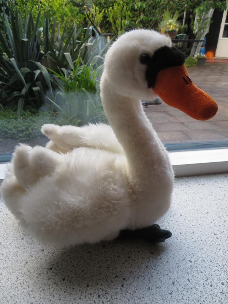 Zwaan merk UNI-TOYS wit velours meet ca 24 cm hoog, Ophalen of Verzenden, Zo goed als nieuw, Wasbaar, Middelgroot (20 tot 80 cm)