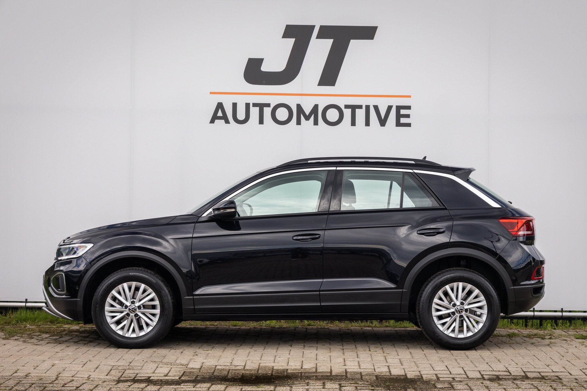 Volkswagen T-Roc 1.5 TSI Life nlauto Stoelverwarming | PDC |, 1258 kg, Euro 6, 4 cilinders, Zwart