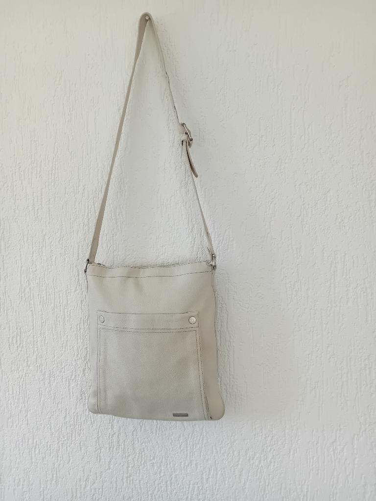 Bally schoudertas, ruim model ,creme kleurig , leer, Sieraden, Tassen en Uiterlijk, Tassen | Damestassen, Ophalen of Verzenden