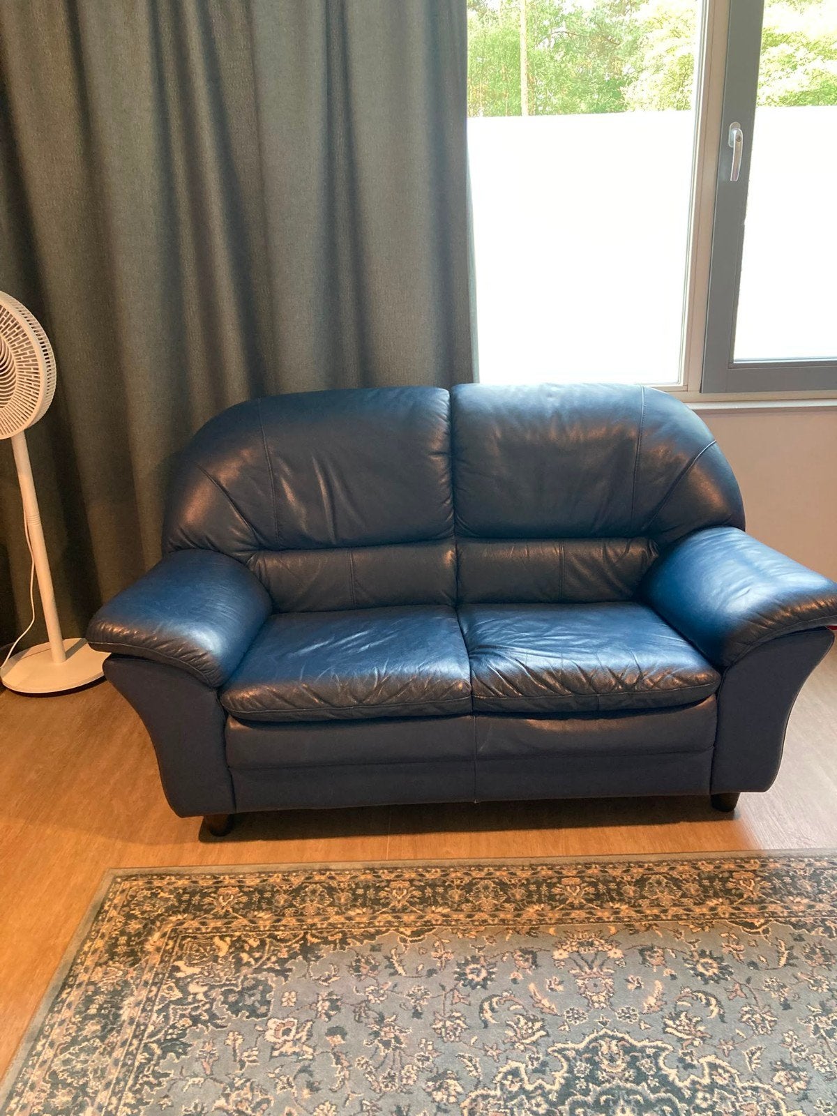 Comfortabele blauwe leren tweezitsbank, Huis en Inrichting, Ophalen, Gebruikt, Leer, Klassiek, Comfortabel