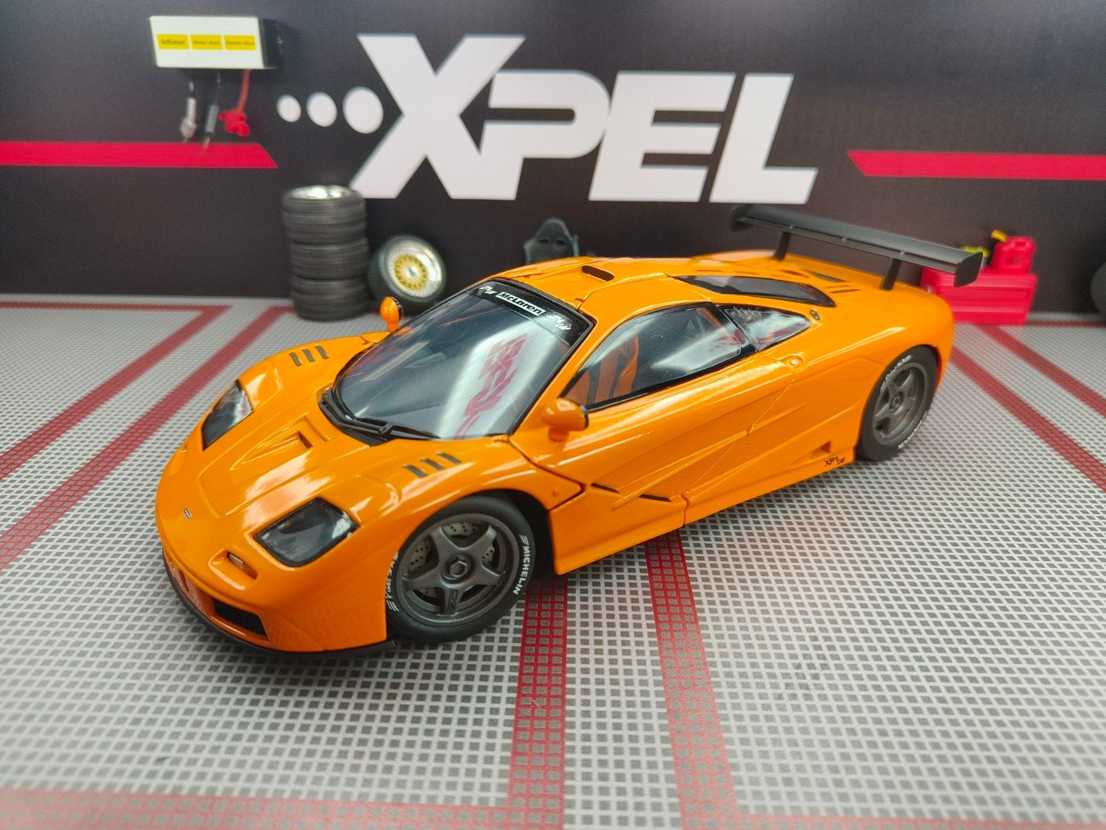 McLaren F1 GTR 1:18 UT Modela, Hobby en Vrije tijd, Modelauto's | 1:18, Ophalen of Verzenden, Zo goed als nieuw, Auto, UT Models