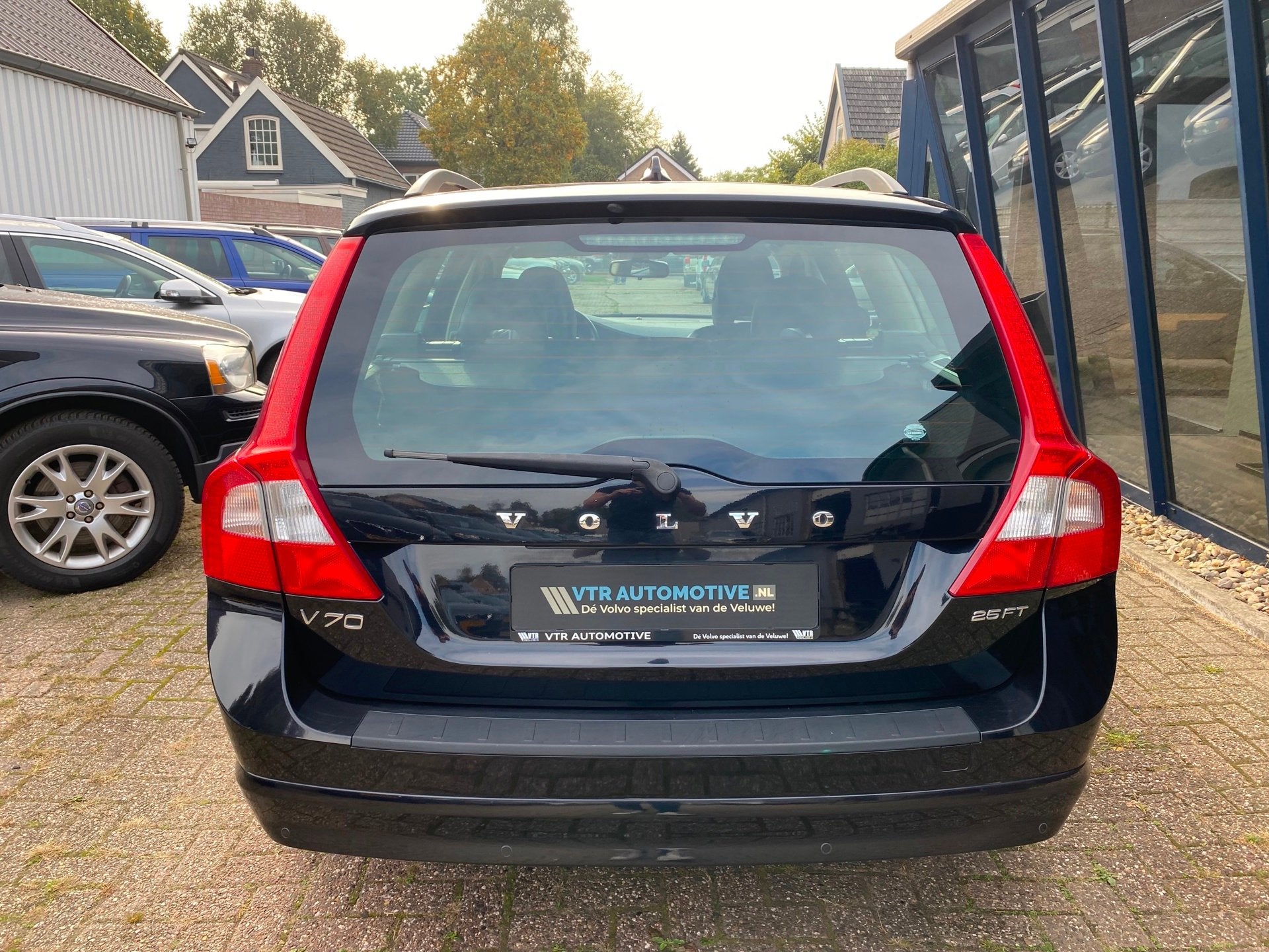 Volvo V70 2.5FT Momentum Automaat H.LEER / XENON / Youngtime, Dealer onderhouden, Gebruikt, Zwart, Leder en Stof