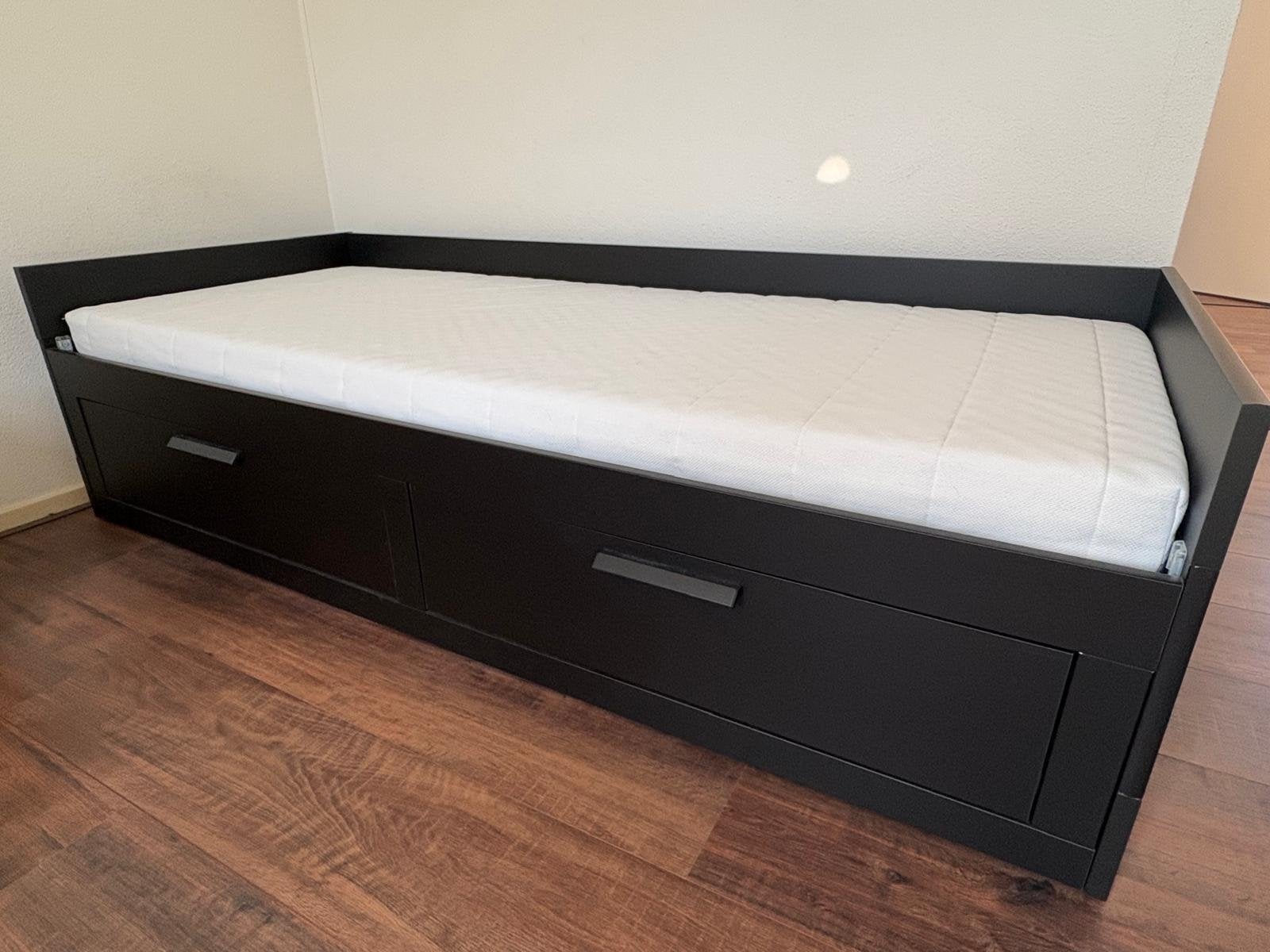 Zo goed als nieuw 2-persoons logeerbed (IKEA BRIMNES), Zwart, Tweepersoons, Ophalen of Verzenden, Zo goed als nieuw