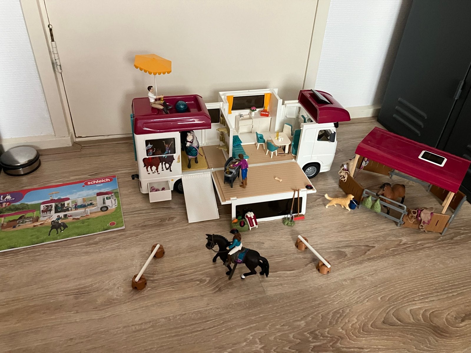 Schleich Horse Club Camper en Paardenstal Set, Ophalen of Verzenden, Gebruikt, Jongen of Meisje