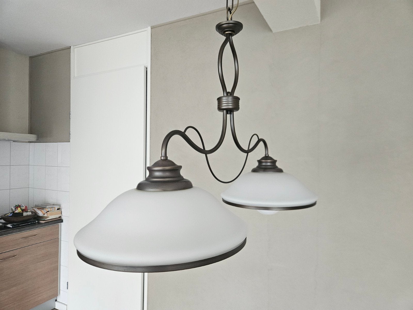 Elegante hanglamp met twee melkglazen kappen, Ophalen, Gebruikt, E27 (groot), Glas