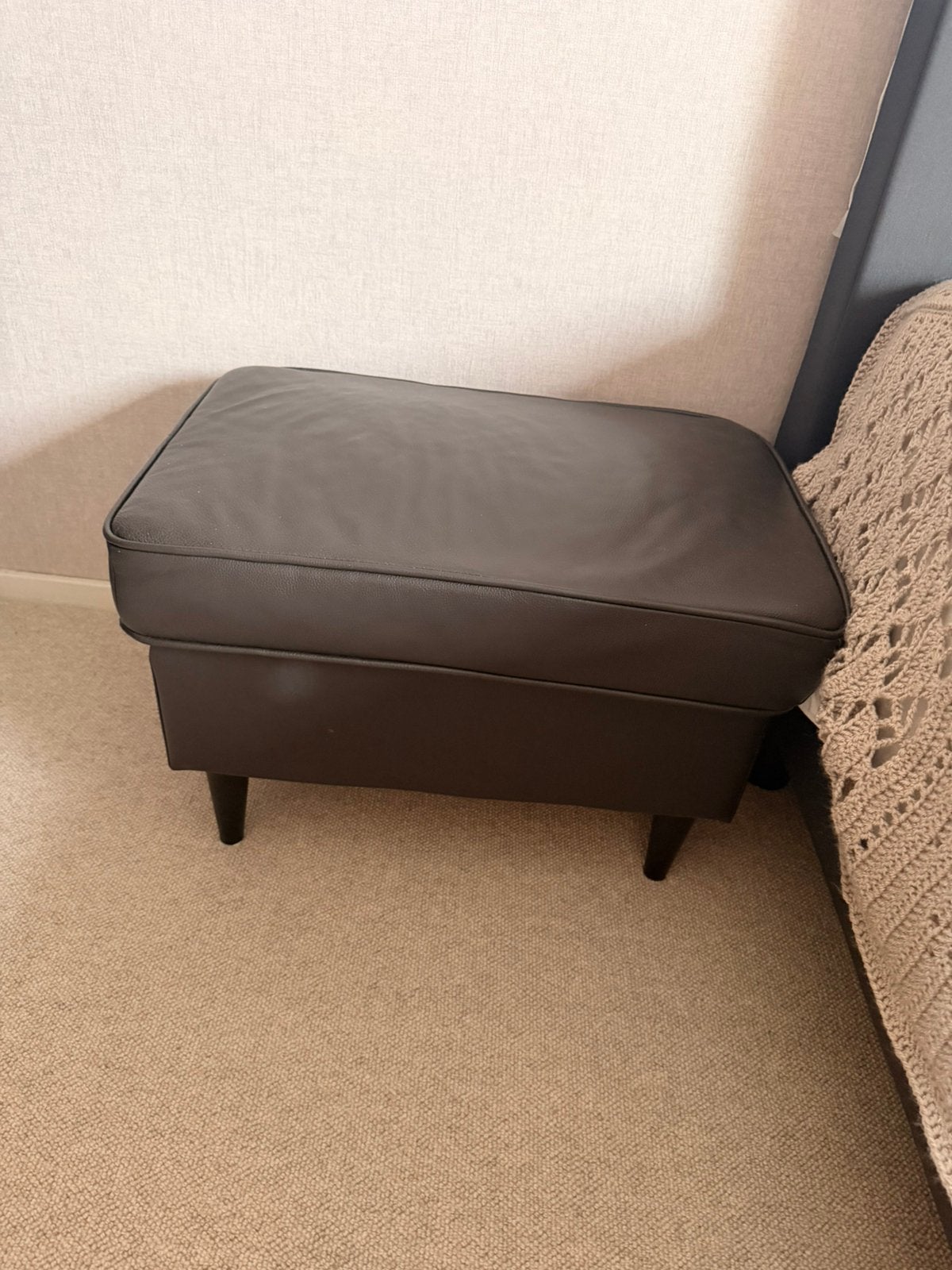Voetenbank Strandmon IKEA, Huis en Inrichting, Banken | Voetenbanken en Poefen, Ophalen, Minder dan 50 cm, Leer, Zo goed als nieuw