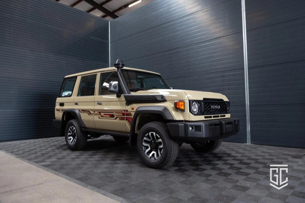 Toyota Land Cruiser GRJ76 LX-Z A/T, Auto's, Toyota, Automaat, 228 pk, Gebruikt, Beige