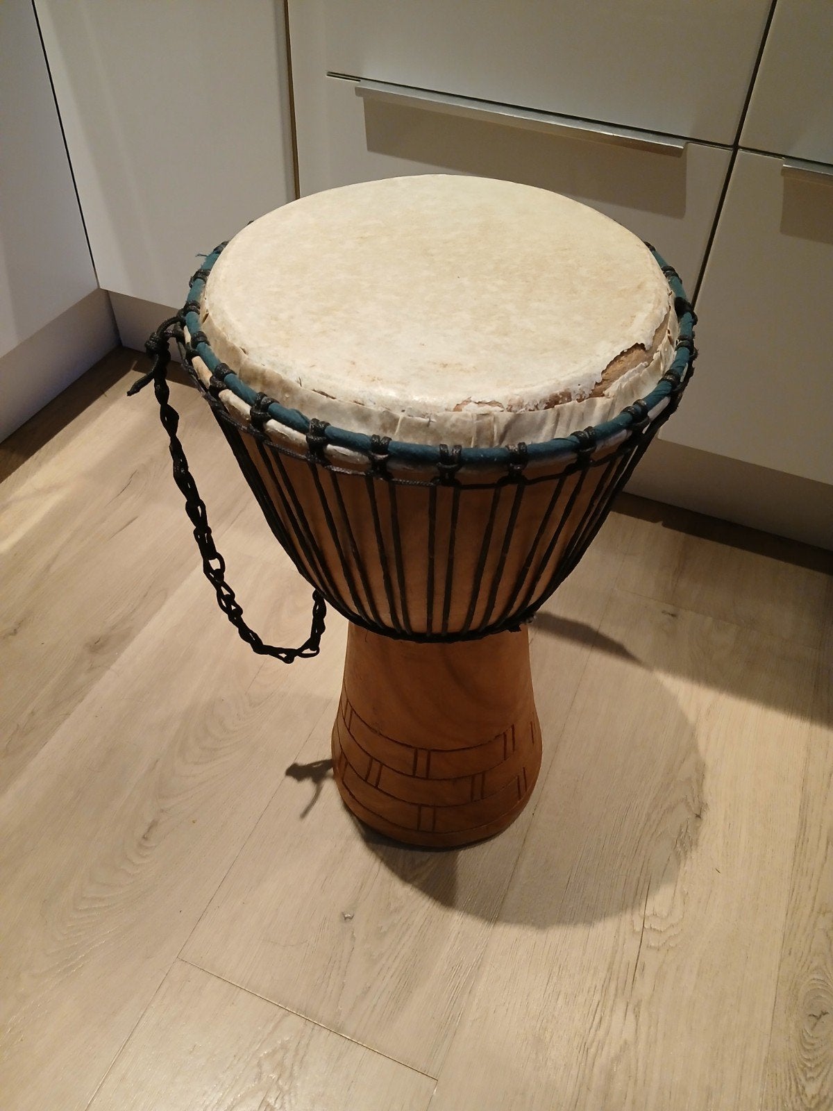 Mooie Djembe Trommel - vel kapot!, Muziek en Instrumenten, Ophalen of Verzenden, Gebruikt, Trommel