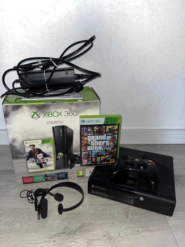 Xbox 360 E + Controller, GTA, Headset & Kabels | Compleet, Spelcomputers en Games, Spelcomputers | Xbox 360, Gebruikt, 360 E, Ophalen of Verzenden