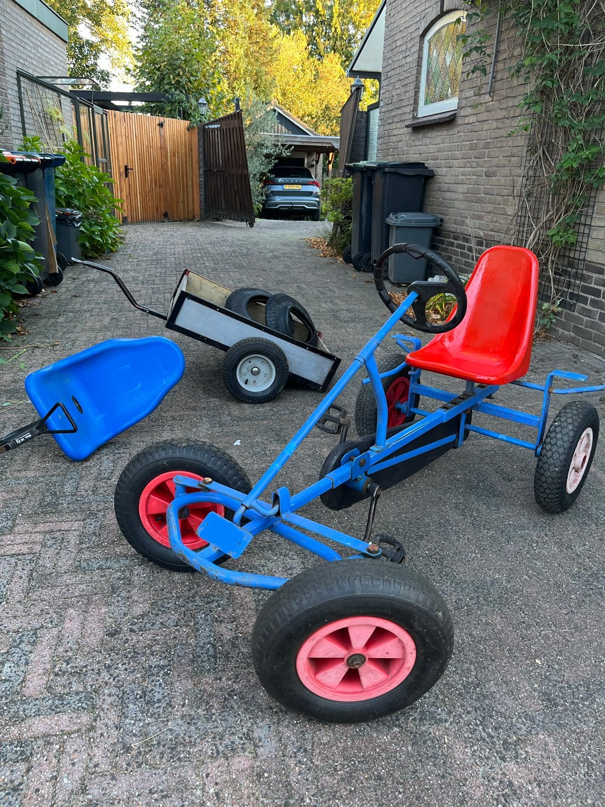Berg skelter met kiep aanhanger en duozitje