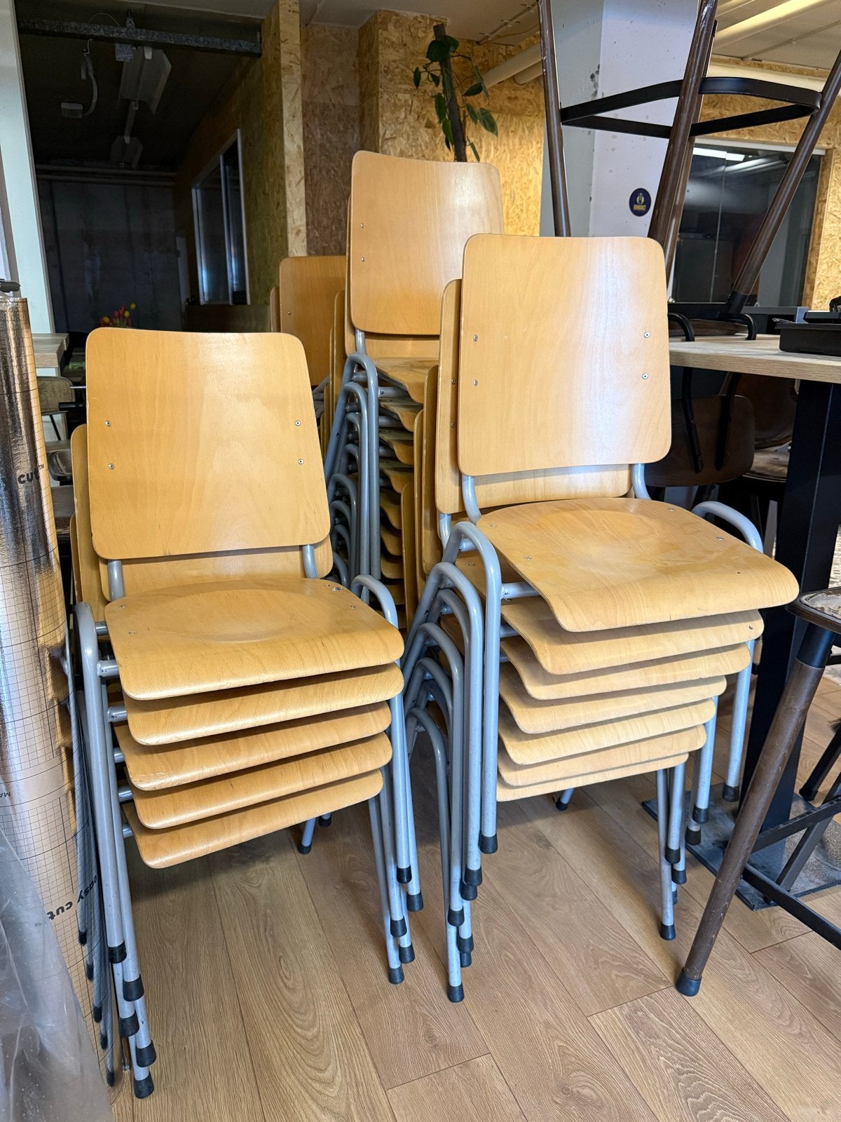 Stapelbare stoelen  23 stuks, Huis en Inrichting, Ophalen, Gebruikt, Grijs, Vijf, Zes of meer stoelen