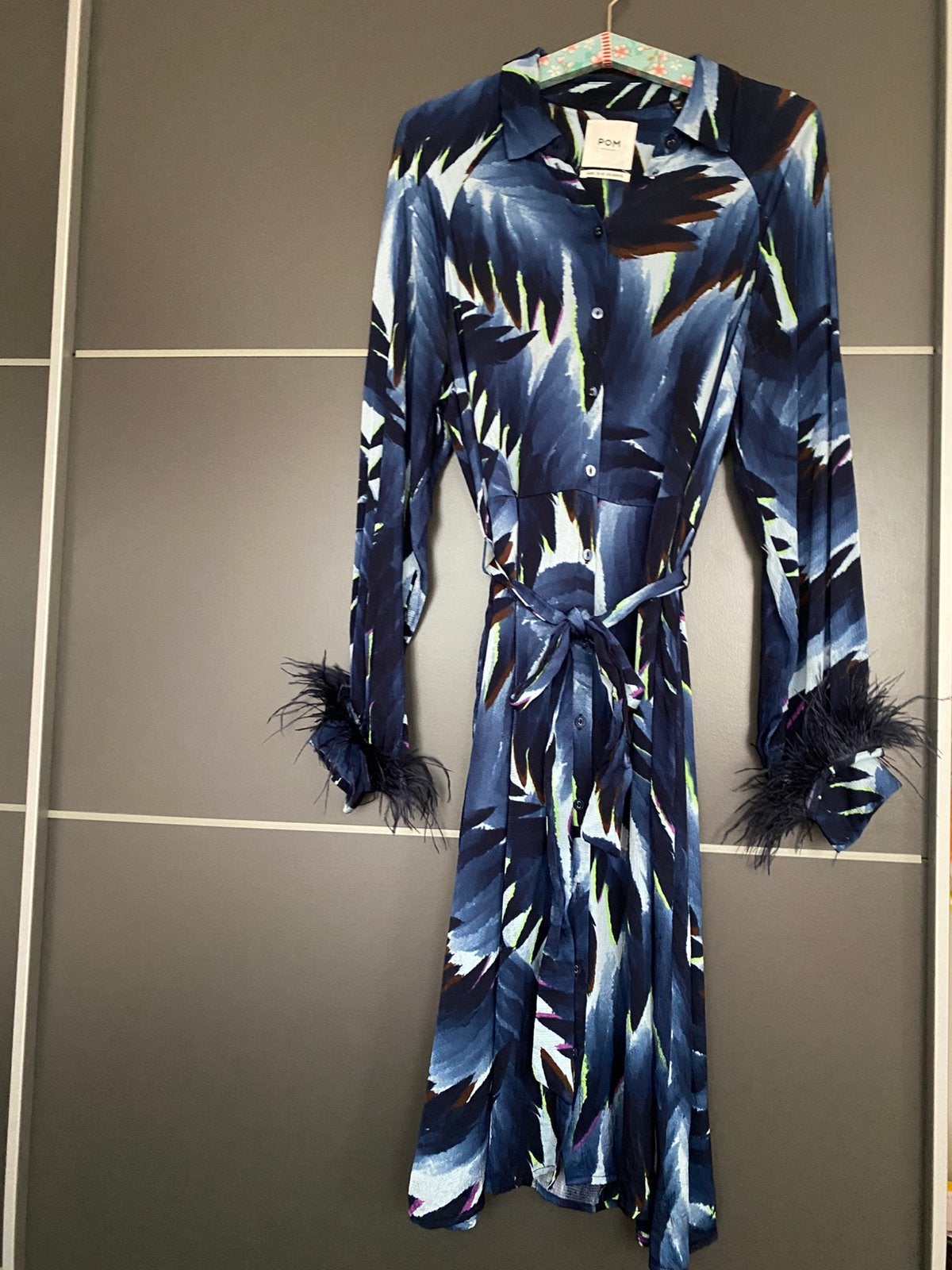 POM Amsterdam lange jurk met veren mouwen, Kleding | Dames, Jurken, Maat 38/40 (M), Blauw, Ophalen of Verzenden, Zo goed als nieuw