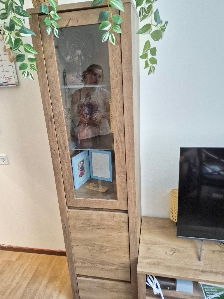 Hoge vitrinekast Vedde met lade en glazen deur, Ophalen, Minder dan 50 cm, Gebruikt, Met deur(en)