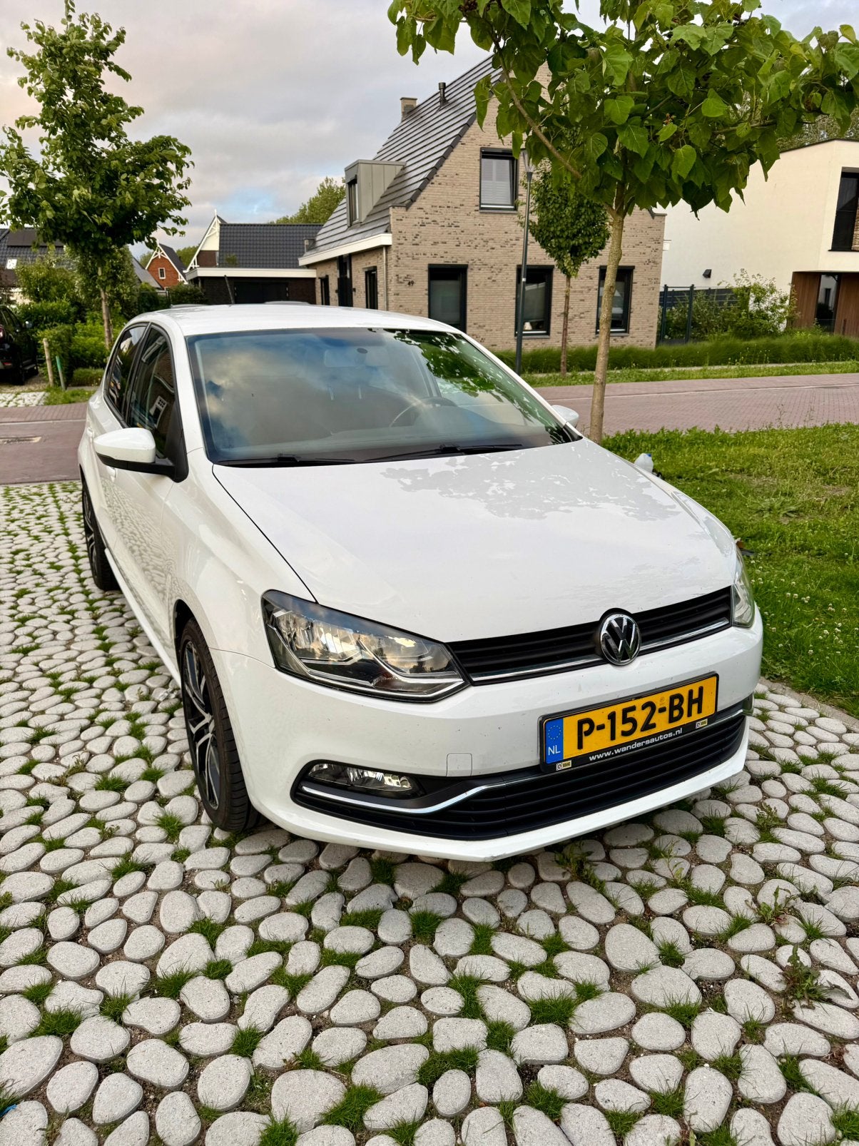Volkswagen Polo 1.2 TSI Automaat, 2017, Airco, Bluetooth, Auto's, Stof, 40 €/maand, Zwart, 1039 kg
