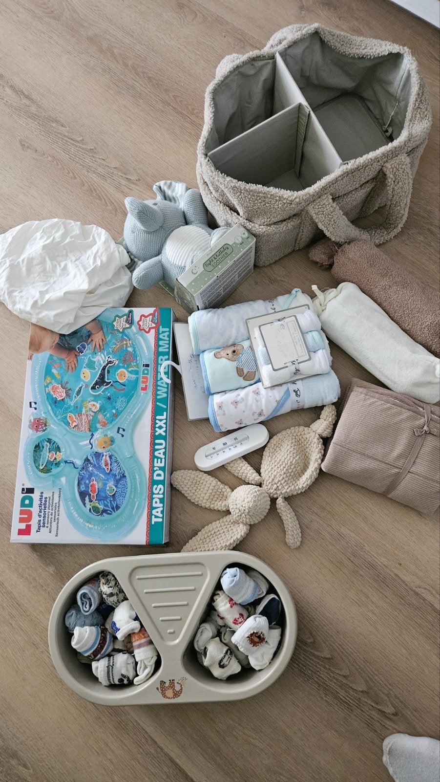 Grote baby uitzet gratis: speelmat, luiertas, sokken en meer, Ophalen, Zo goed als nieuw