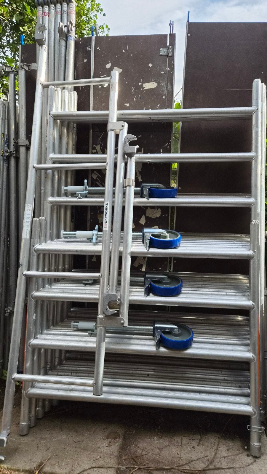 te koop aluminium rolsteiger Werkhoogte 8.20skyworks skyline, Doe-het-zelf en Verbouw, Steigers, Skyworks skyline, Ophalen of Verzenden